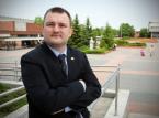 Mniej studentów ze stypendiami, ale za to z wyższymi