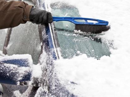 Odśnieżanie samochodu, auto, śnieg
