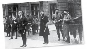 Warta studentów w Warszawie. Obok stoi dwóch rozbrojonych niemieckich żołnierzy, listopad 1918 r.